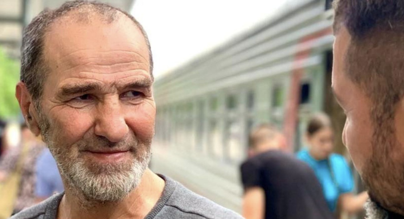 Звільнений з російських застінків кримець Ленур Халілов зустрівся з близькими в рідному селі