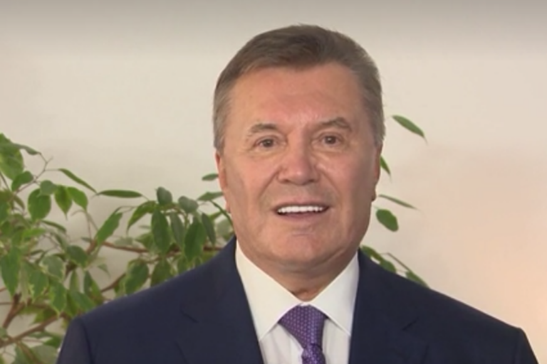 Кто выбил зубы Януковичу?