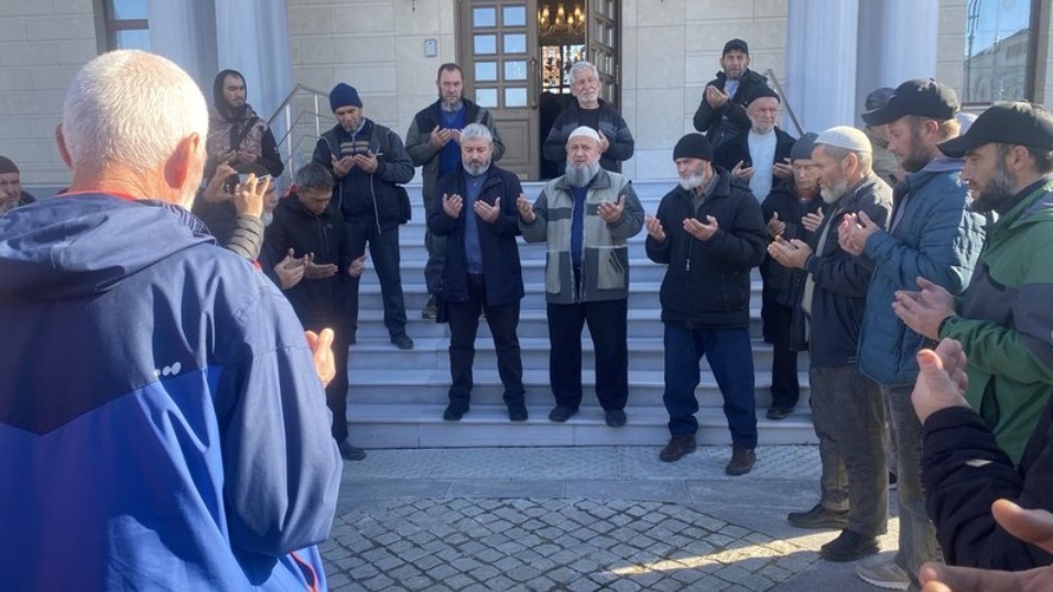 В Сімферополі кримські татари вимагають захисту жінок, затриманих вчора окупантами 