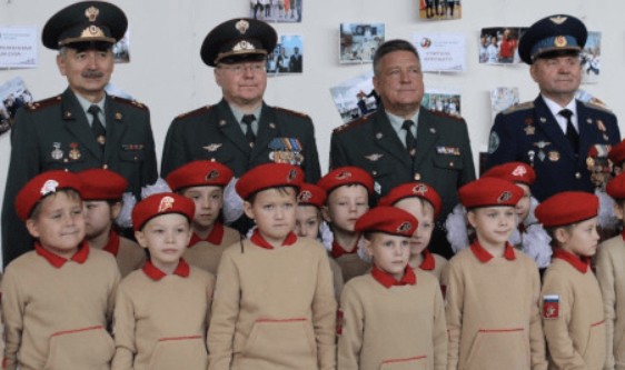 Окупанти влаштовують кримським дітям “школу життя” для майбутніх бойовиків
