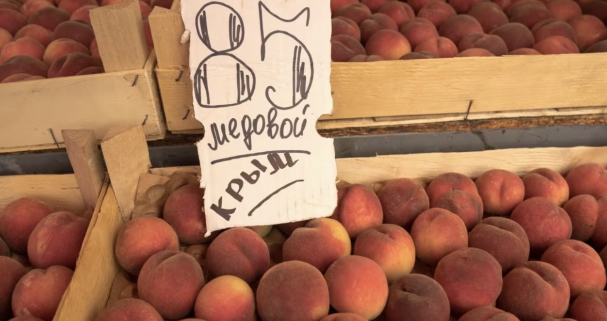 Окупанти Криму очікують на втрату третини урожаю фруктів і горіхів