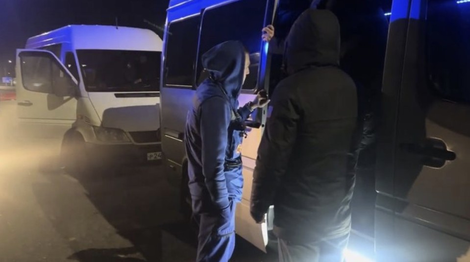 Кримськотатарську делегацію, яка їхала до Москви через справу чотирьох дівчат, затримали вже 4 рази 