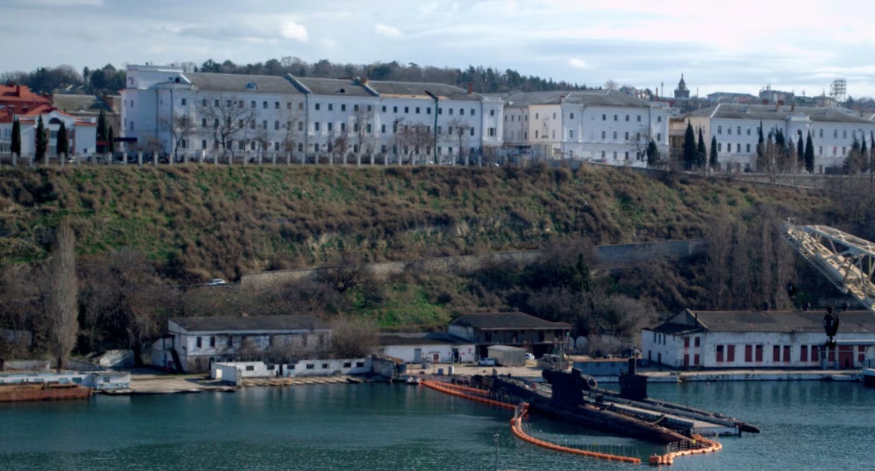 В окупованому Севастополі російська армія віджимає собі черговий причал