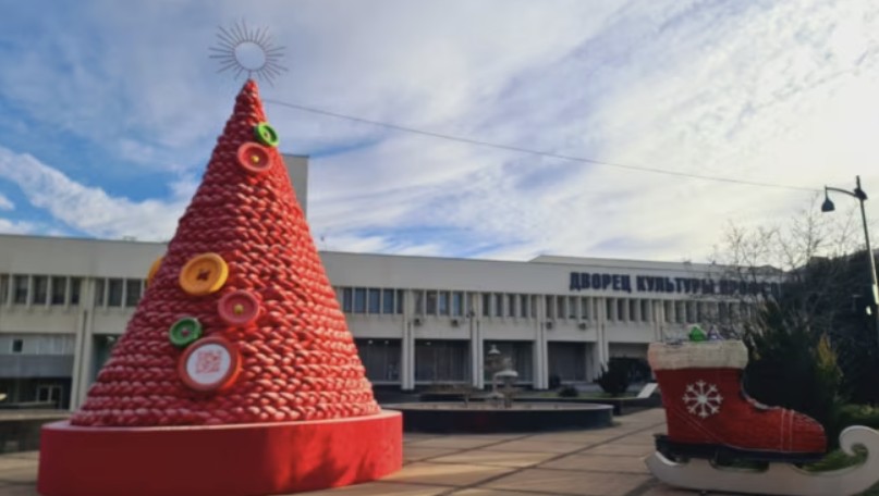 Жителі Сімферополя обурюються, що окупанти наставили їм замало ялинок