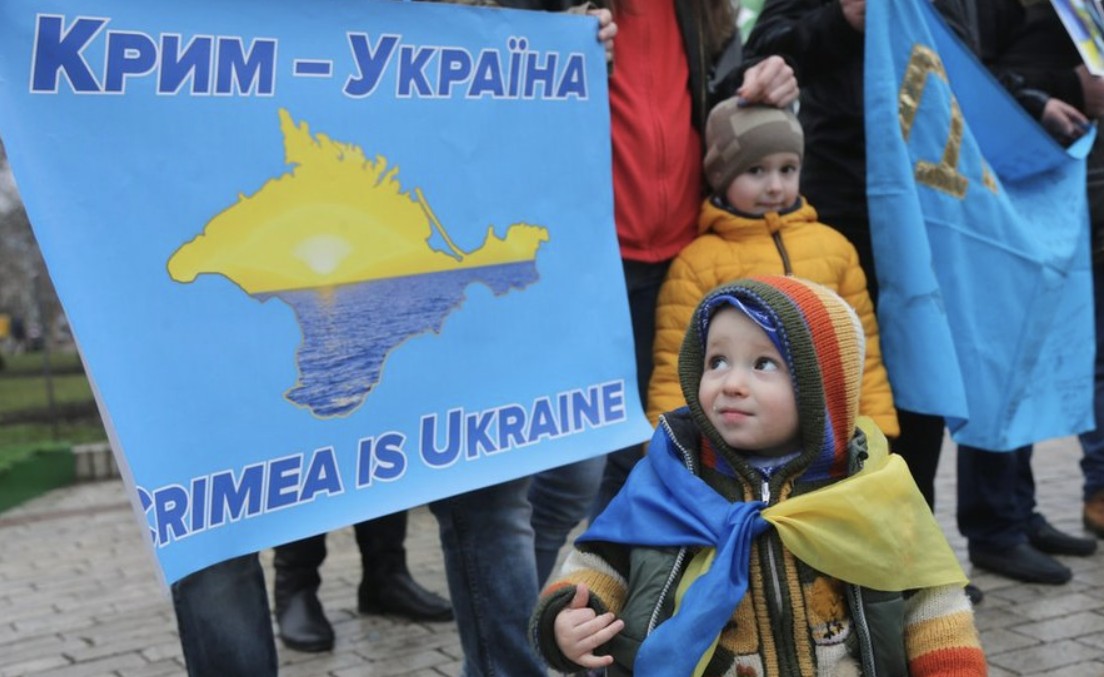 Кожний третій кримчанин може дивитися українське ТБ, старт курортного сезону провалився: головні новини Криму за 4 травня