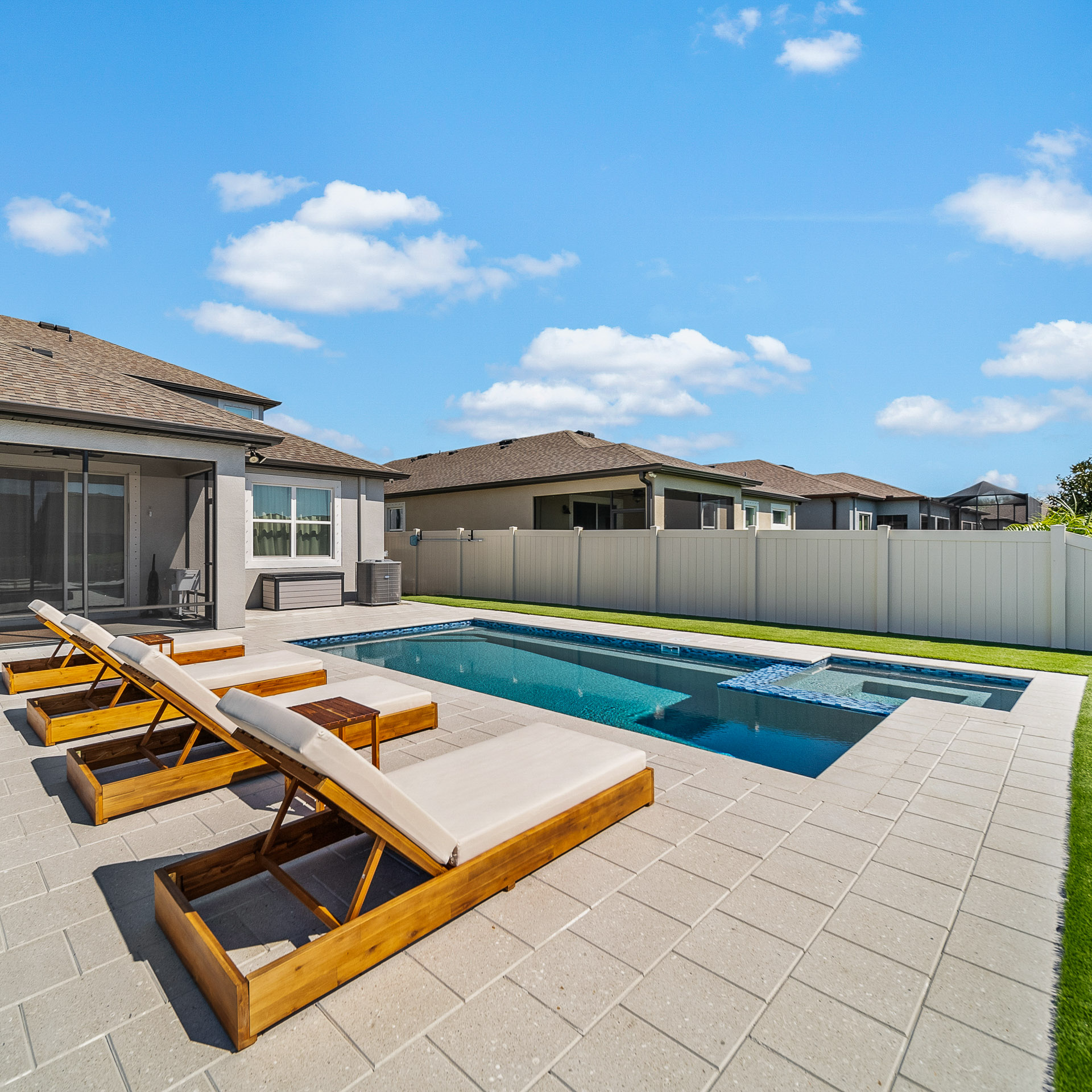 Comfortable and adjustable. The perfect tanning spot