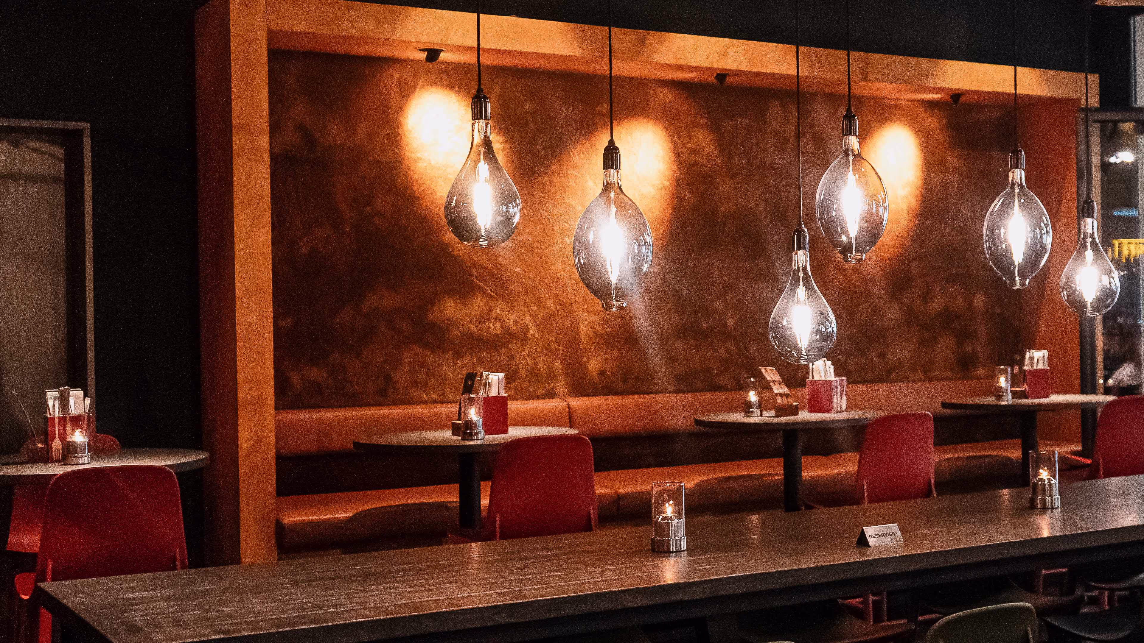 Bild des gemütlichen indischen Ambientes mit Tischen und Sühlen aus unserem SVAAdish Restaurant Hoheluft
