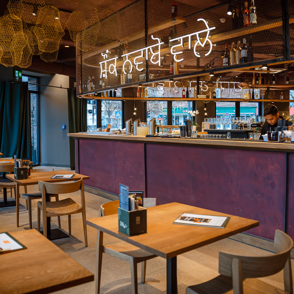 Bild von gemütlichen Sitzplätzen in unserem indischen Restaurant SVAAdish in Hamburg Eimsbüttel