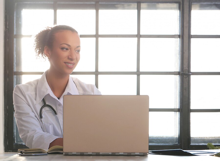 Descubra o que é o Doctoralia! Explore suas funções, vantagens e desvantagens.