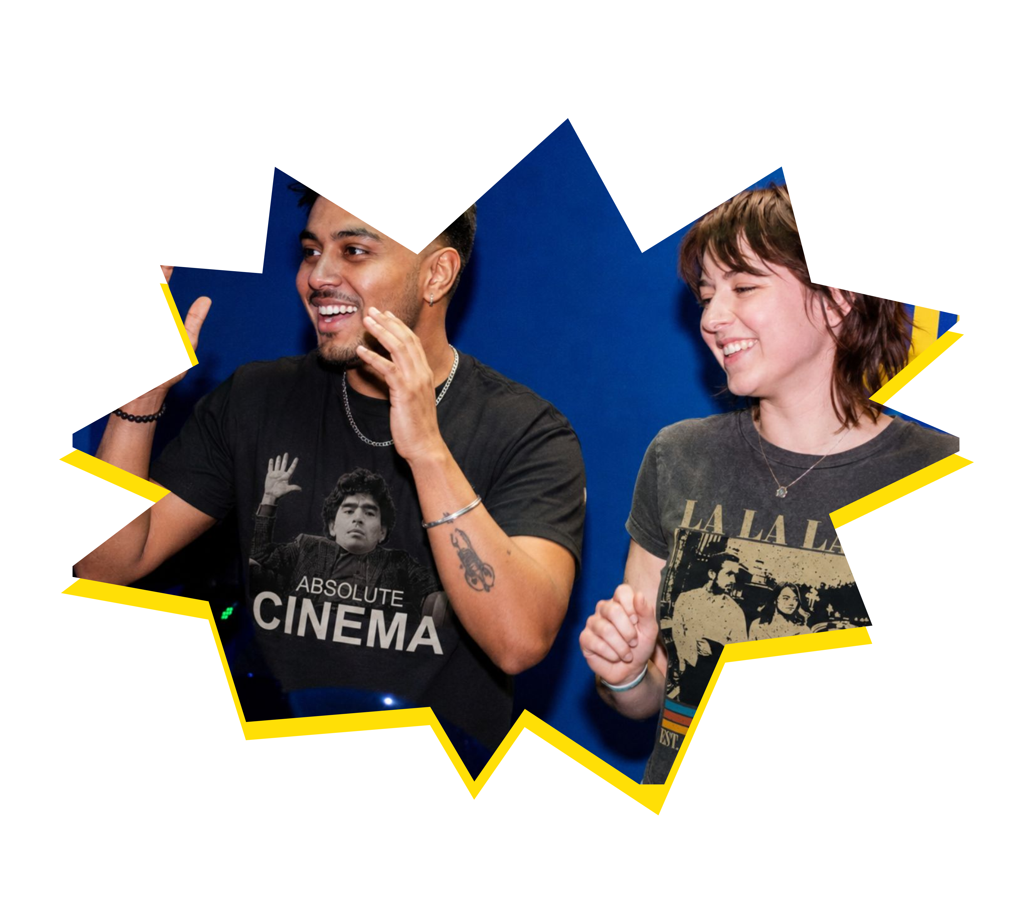Deux joueurs fans de cinéma rient chez Quiz Room