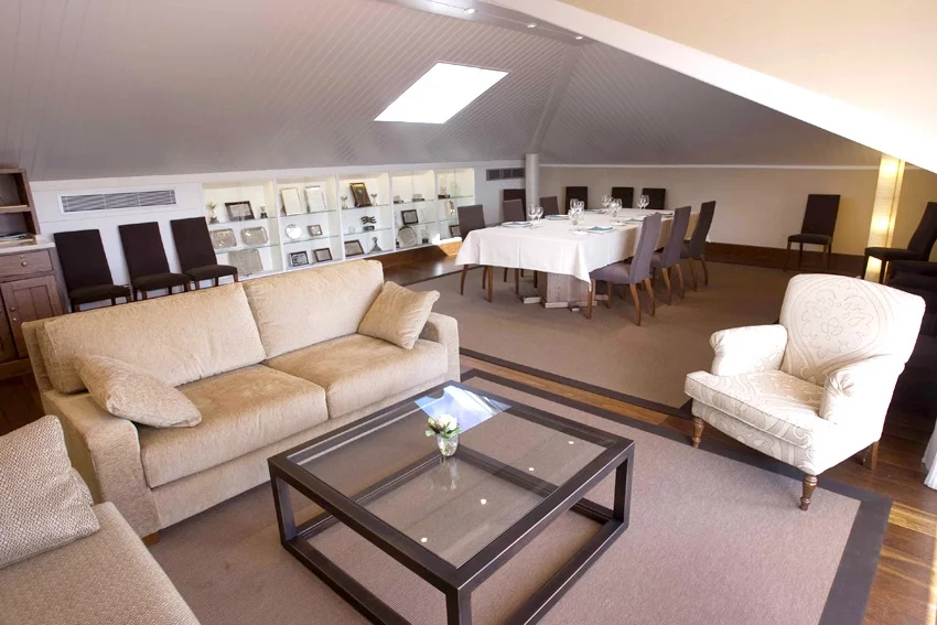 Cata de vinos en salón privado de lujo