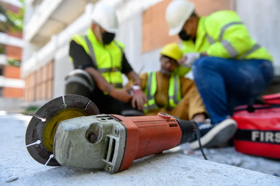 Herramienta Caída Desde Altura Me Causó Lesión en el Sitio de Construcción — ¿Puedo Demandar?