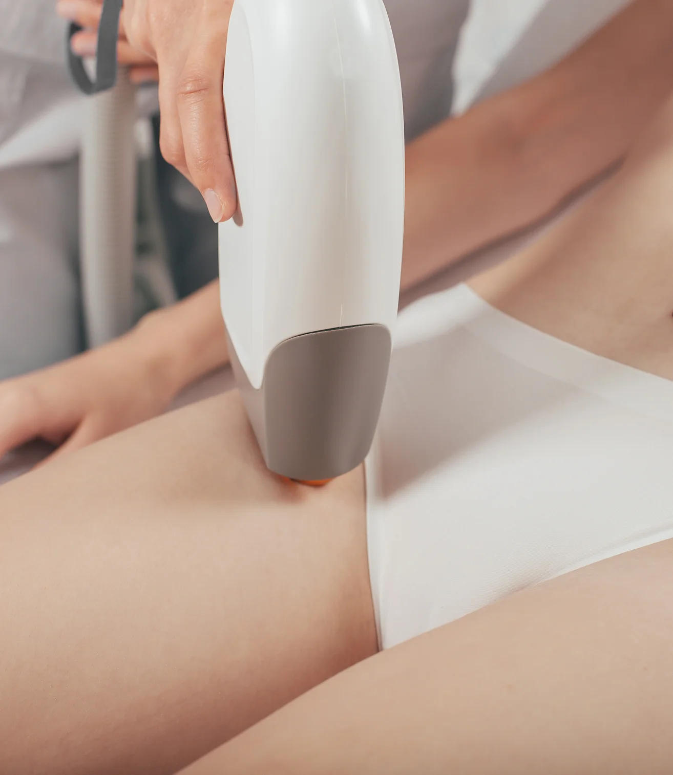 Portret Jane Overmars met behandelbank in de achtergrond.