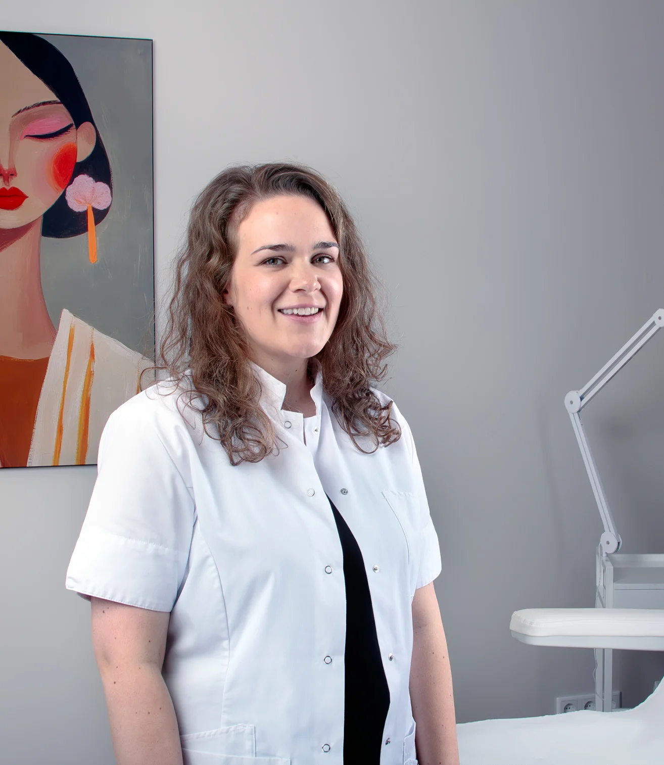 Portret Jane Overmars met behandelbank in de achtergrond.