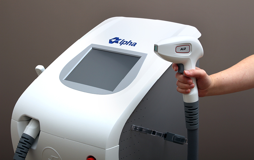 Jane bij de ingang van Jane Huidzorg.