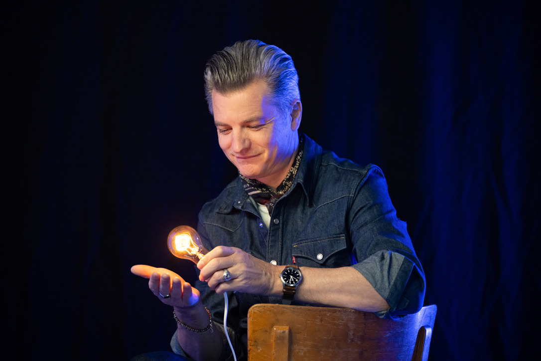 Roger Bless mit leuchtender Glühlampe