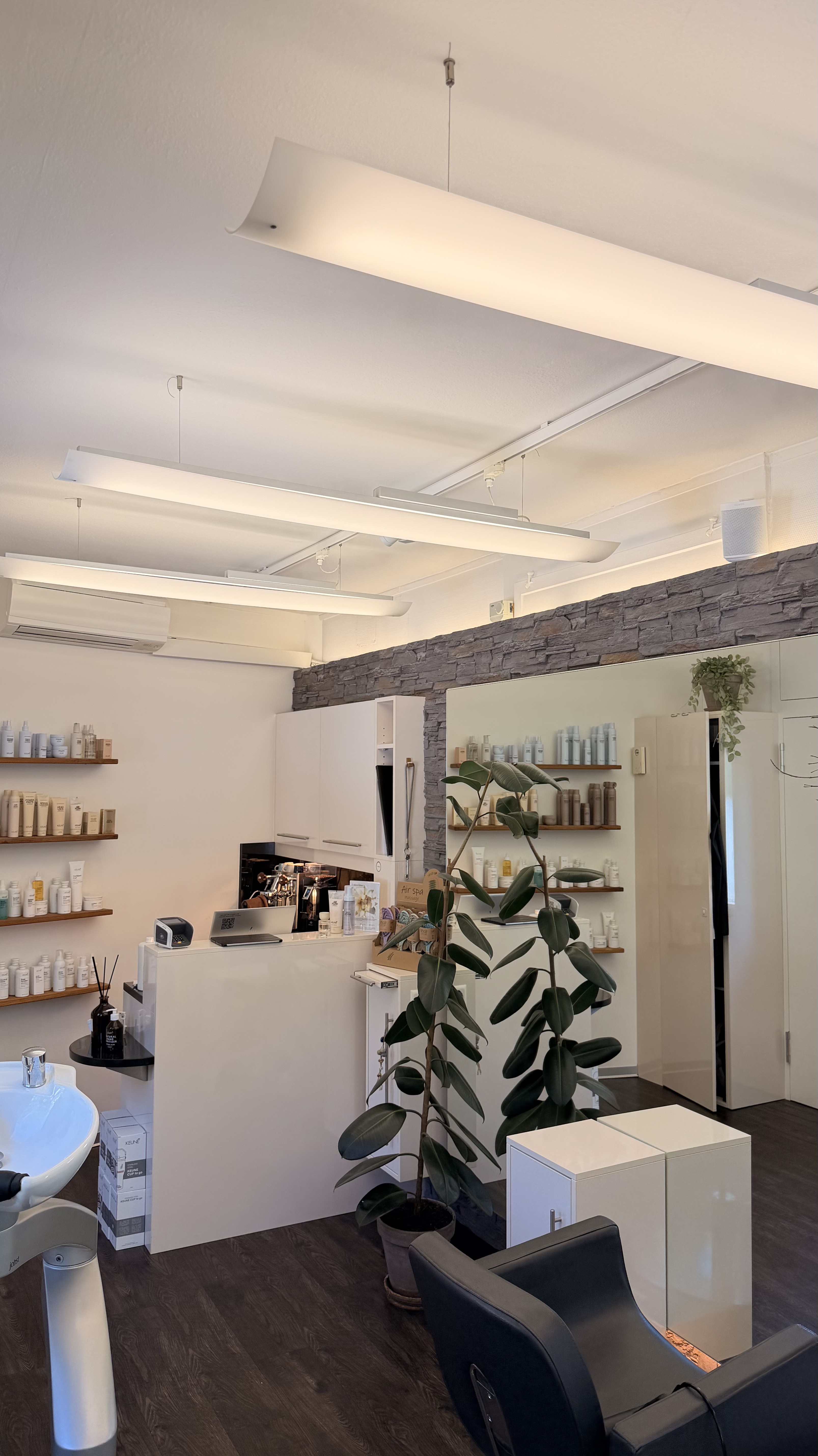 Coiffeur L’assenza vor der Lichtoptimierung mit gleichförmiger Fluoreszenzbeleuchtung