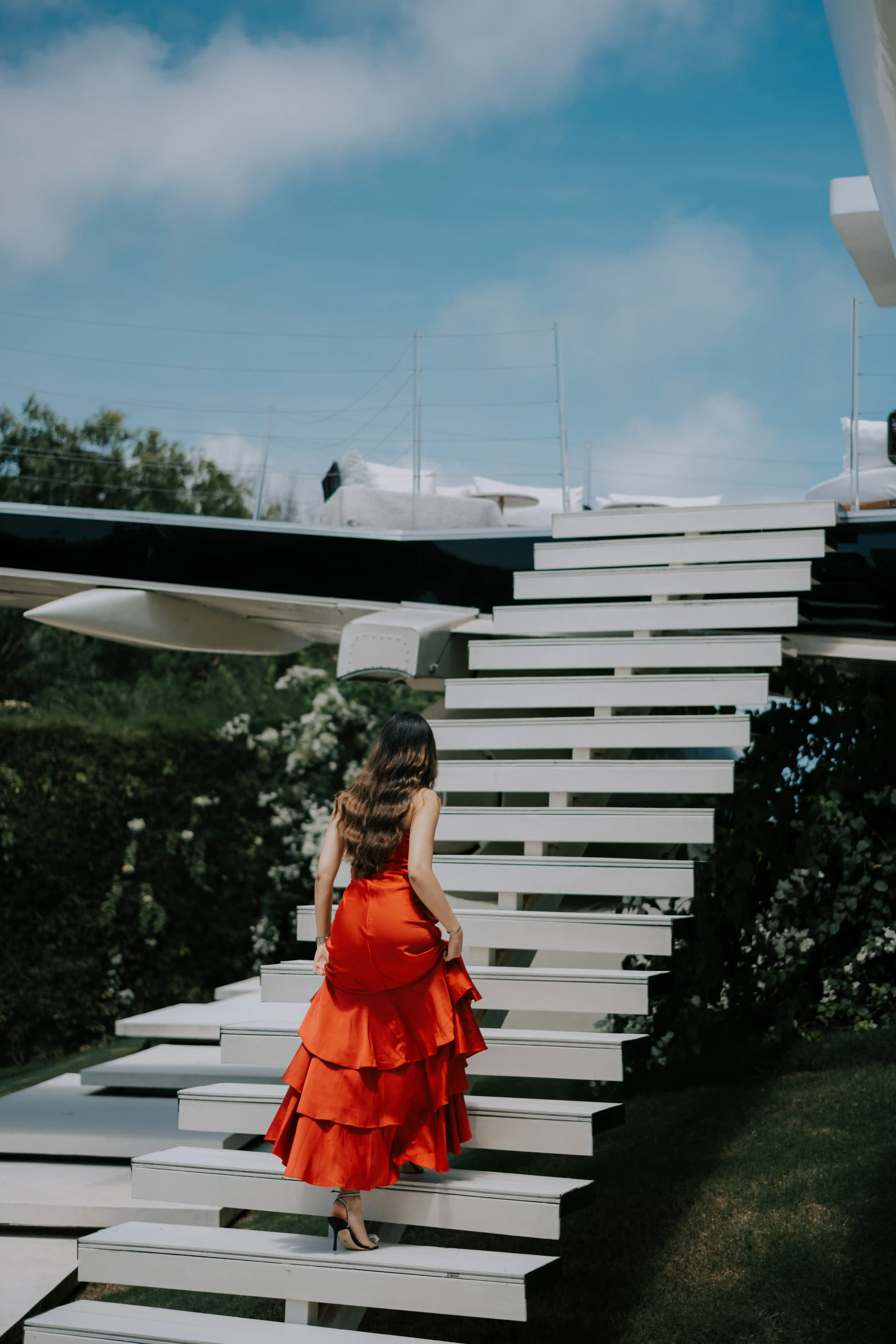 Engagement photoshoot in Bali with romantic cliffside scenery.