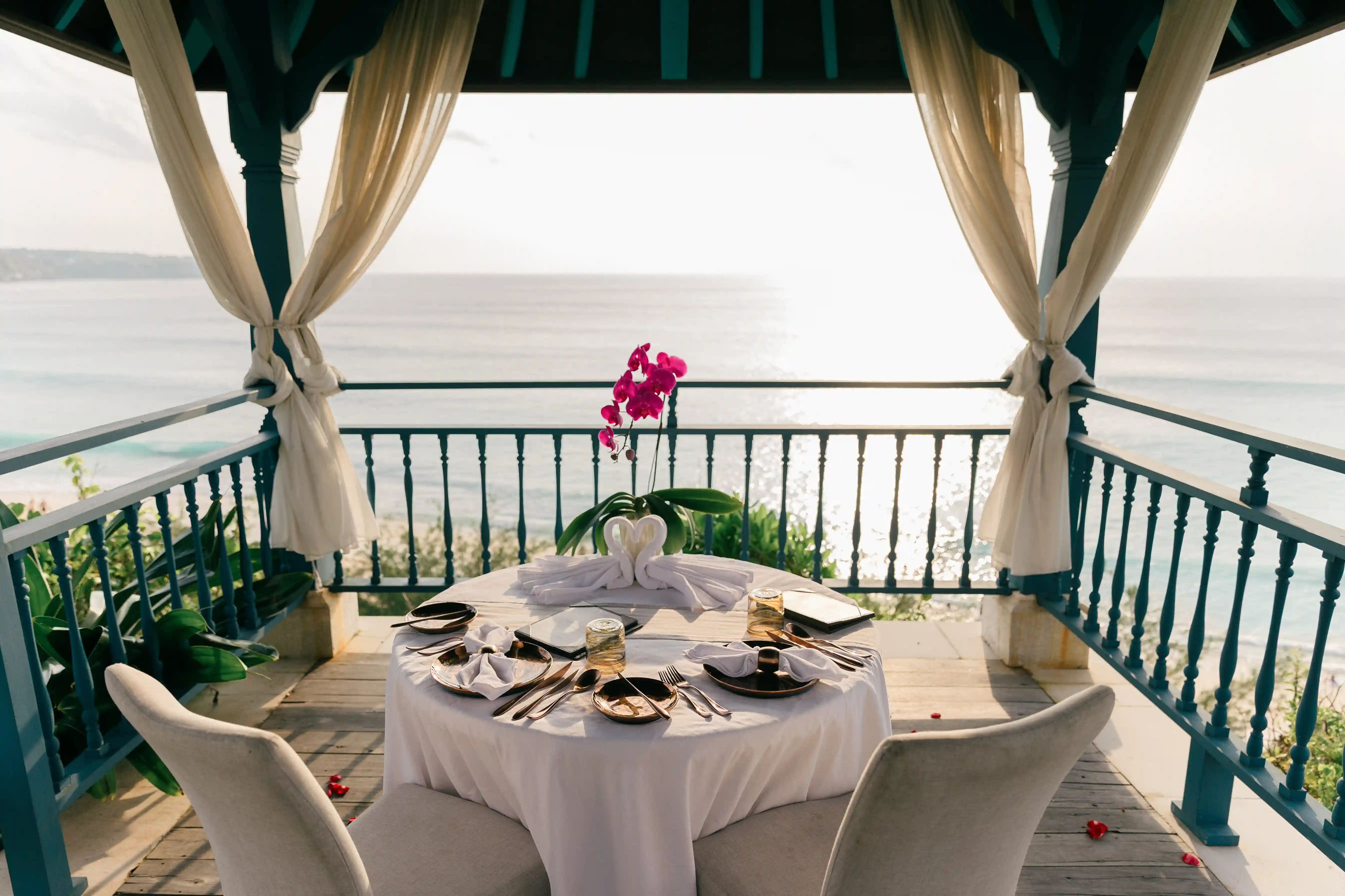 Elegant private dinner table setup with ocean view in Bali