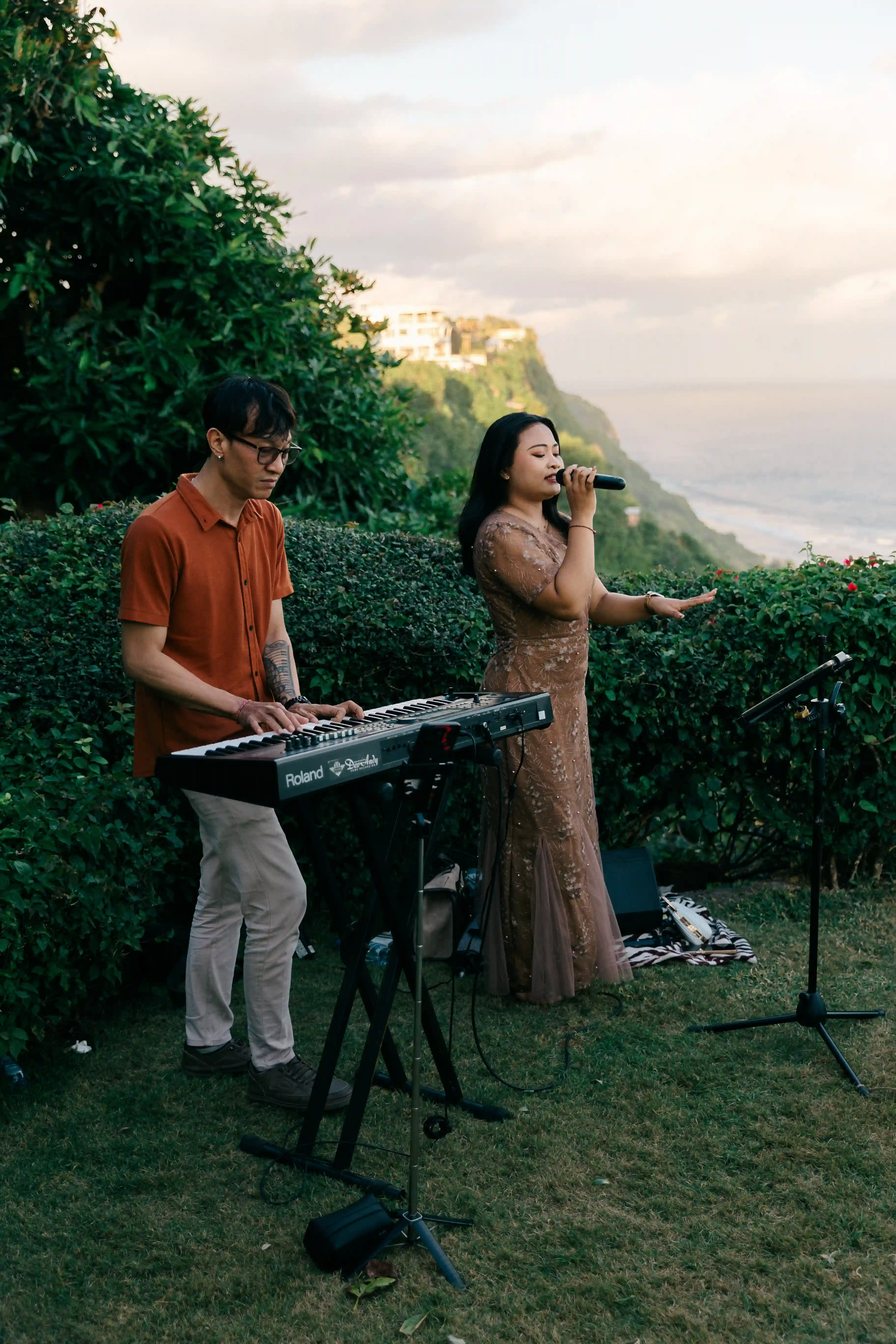 Couple at a luxury Bali cliff proposal with a live musician