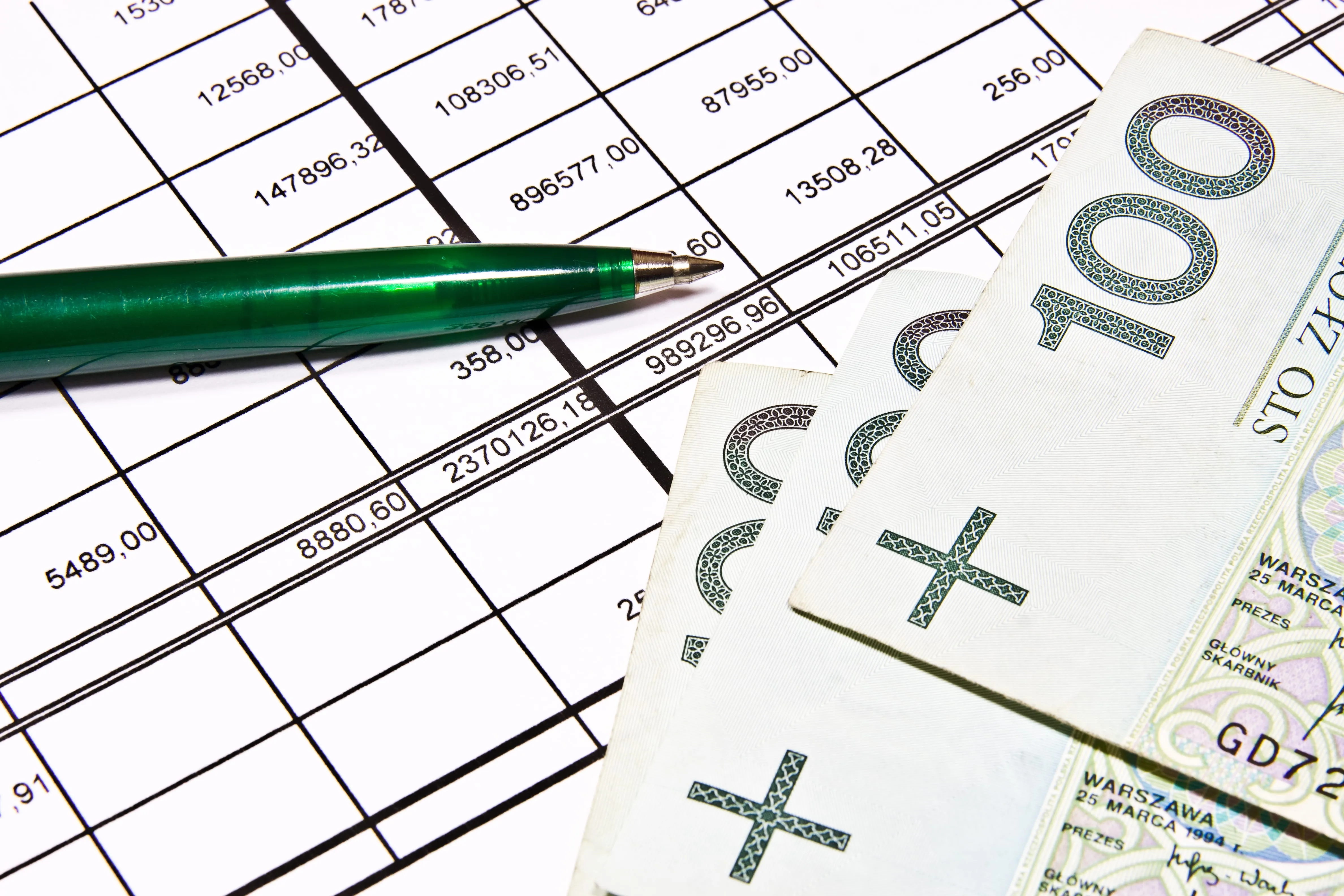 Odprawa dla pracownika – kiedy przysługuje i jak ją obliczyć?