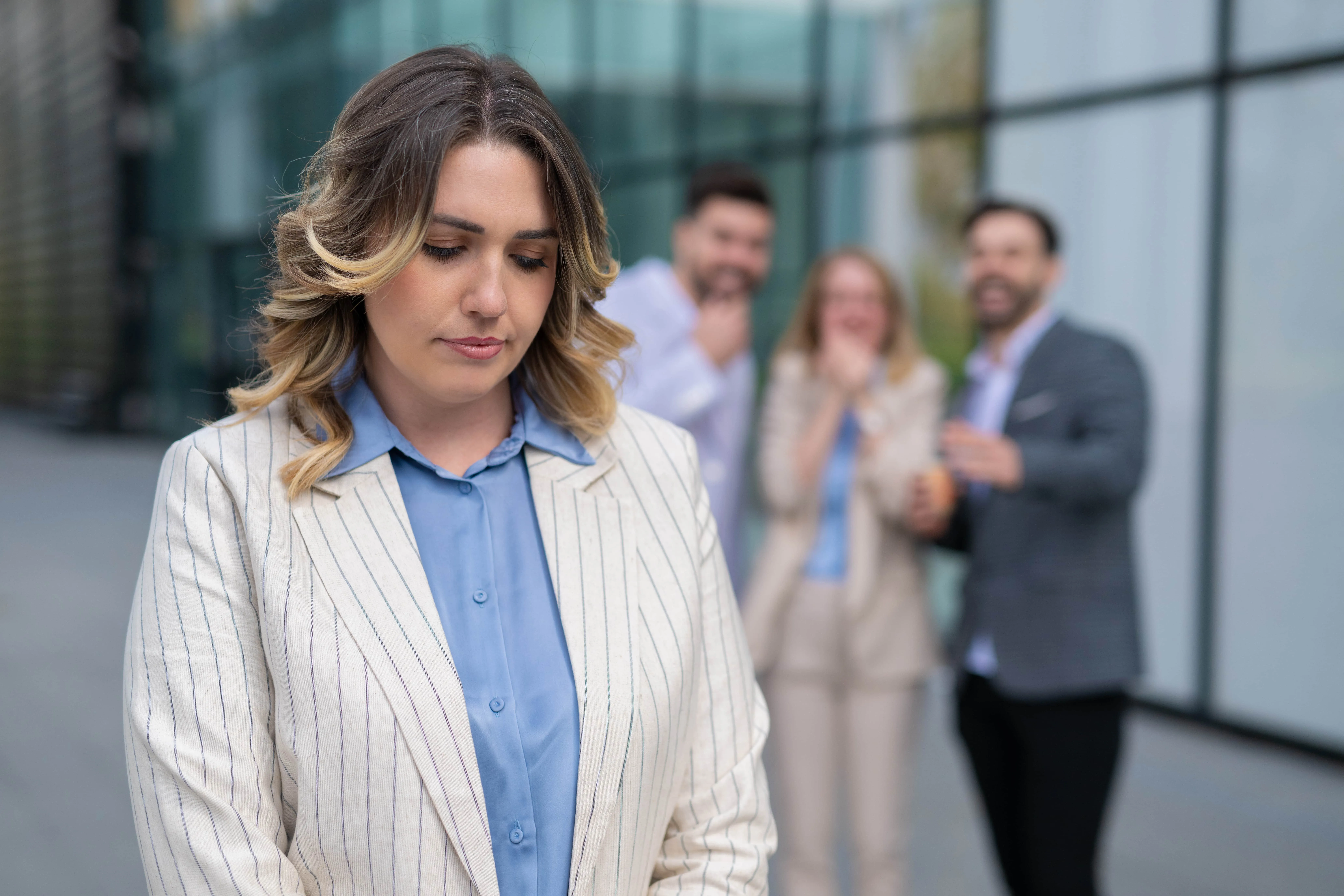 Ostracyzm w pracy – czym się przejawia i jak mu zapobiegać?