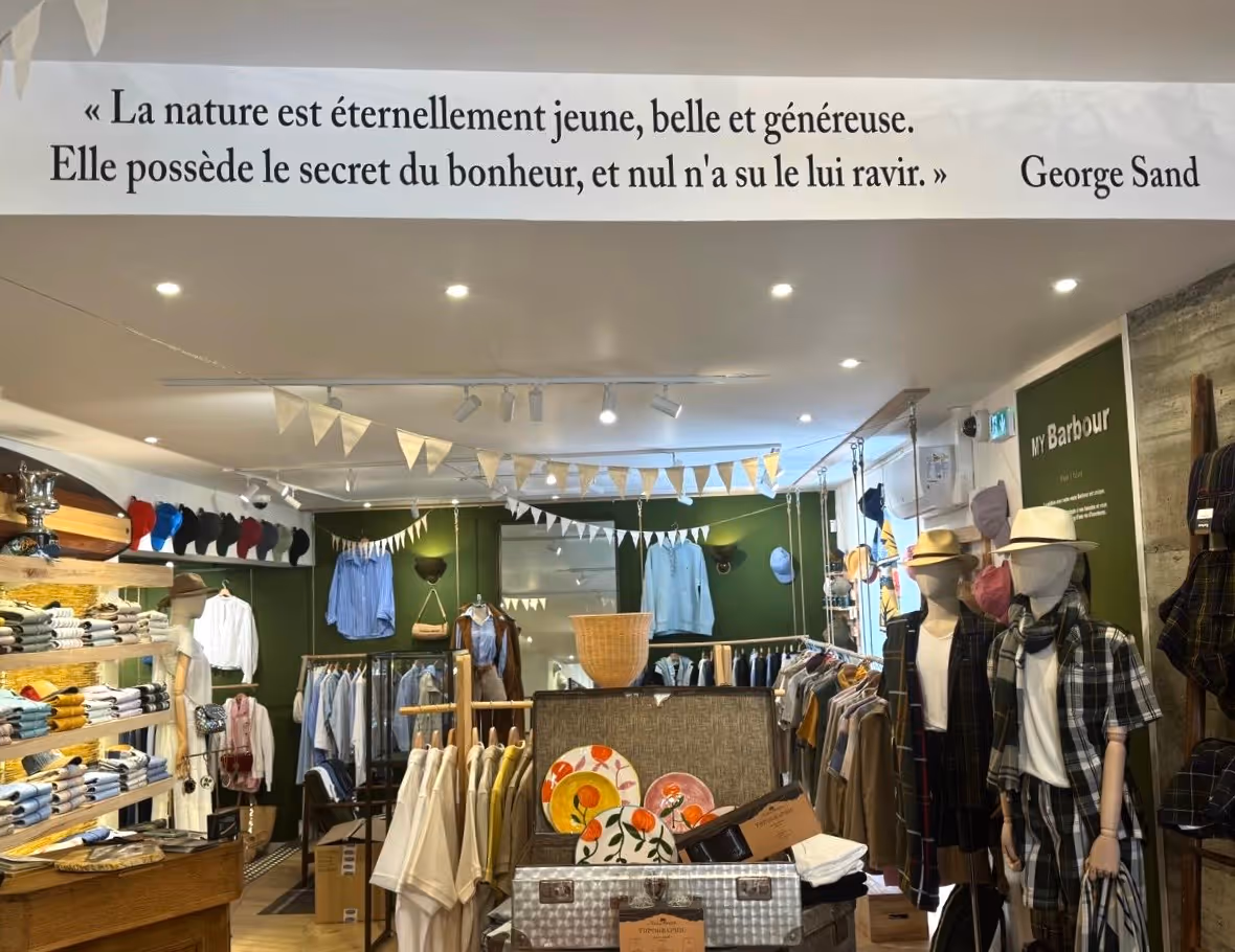 Photographie de la boutique et citation de George Sand : "La nature est éternellement jeune, belle et généreuse. Elle possède le secret du bonheur, et nul n'a su le lui ravir.