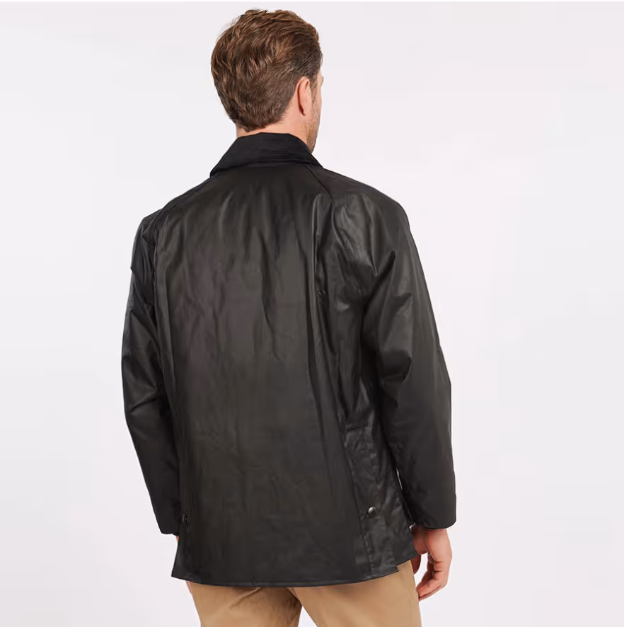 Homme portant une veste Barbour Bedale