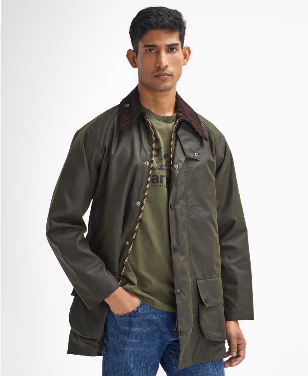 Homme portant une veste Barbour Beaufort
