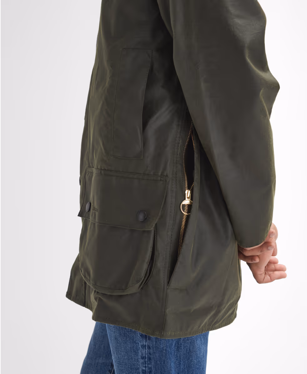 Homme portant une veste Barbour Beaufort