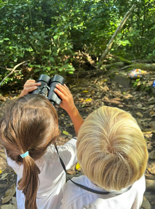 Aluna pintando na Escola Pedra da Gávea