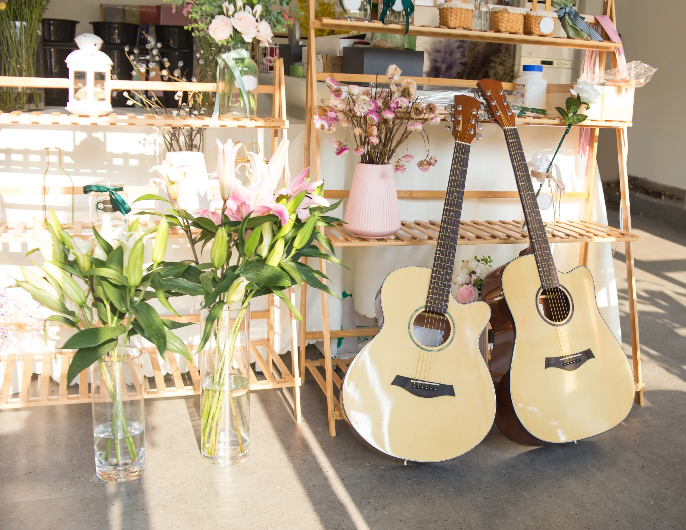 Twee gitaren tussen bloemen en decoratie voor live muziek op een bruiloft.