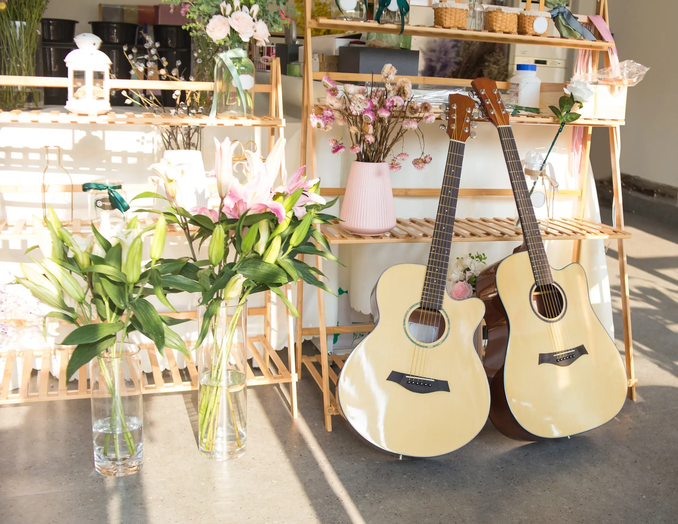 Wedding decorations with flowers and guitars for live guitar music.
