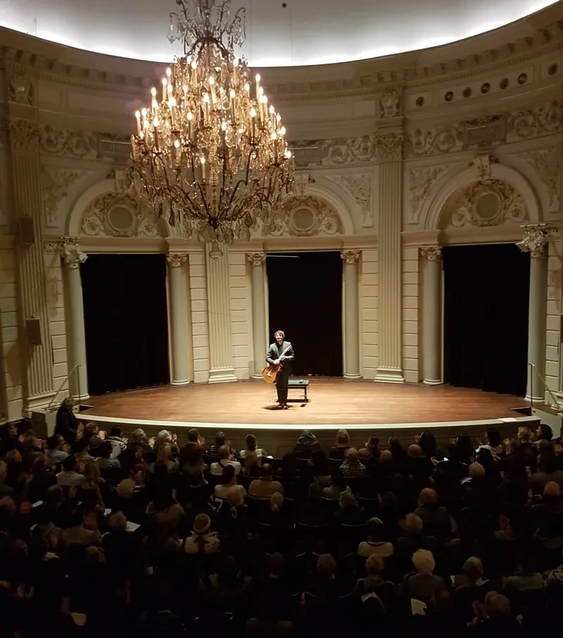 Silvan de Smit performing classical guitar on stage at the Concertgebouw.