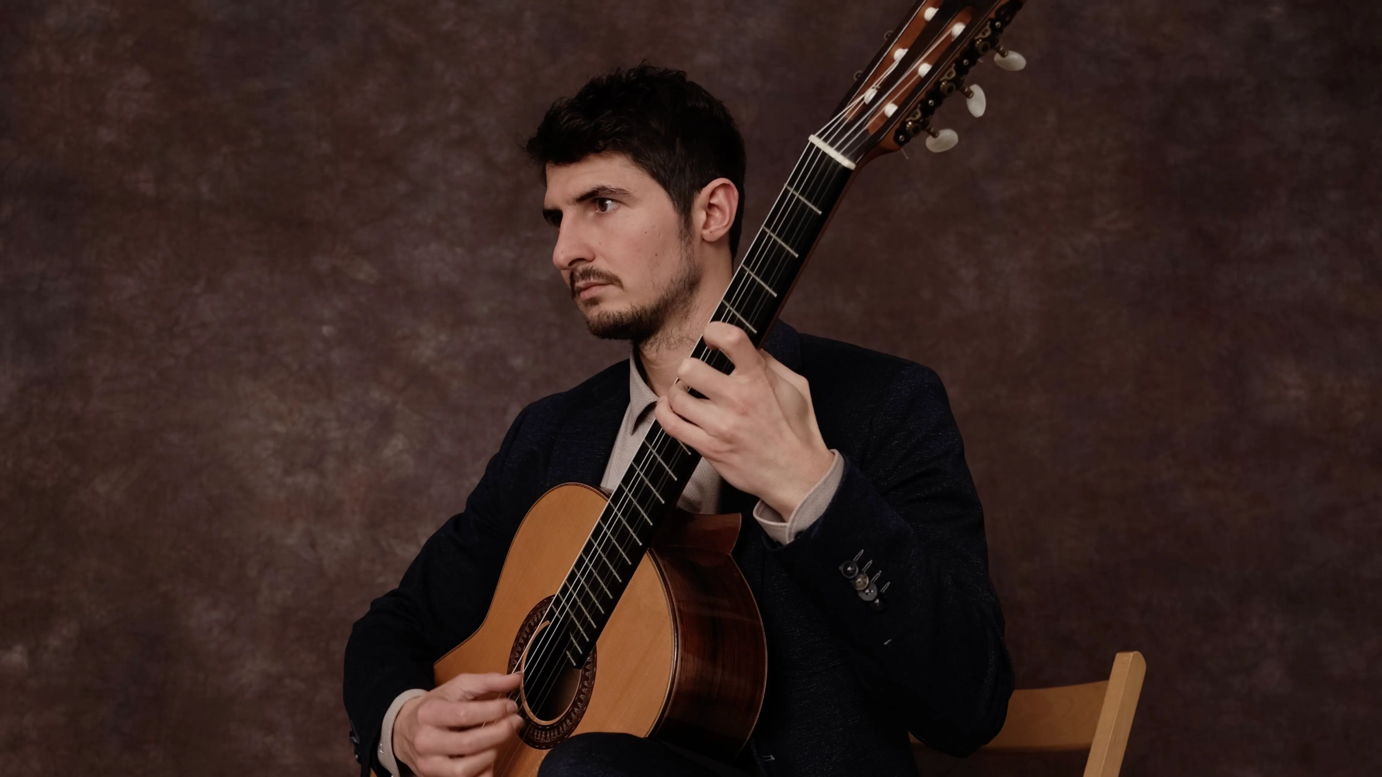 Silvan de Smit playing classical guitar in a portrait session.