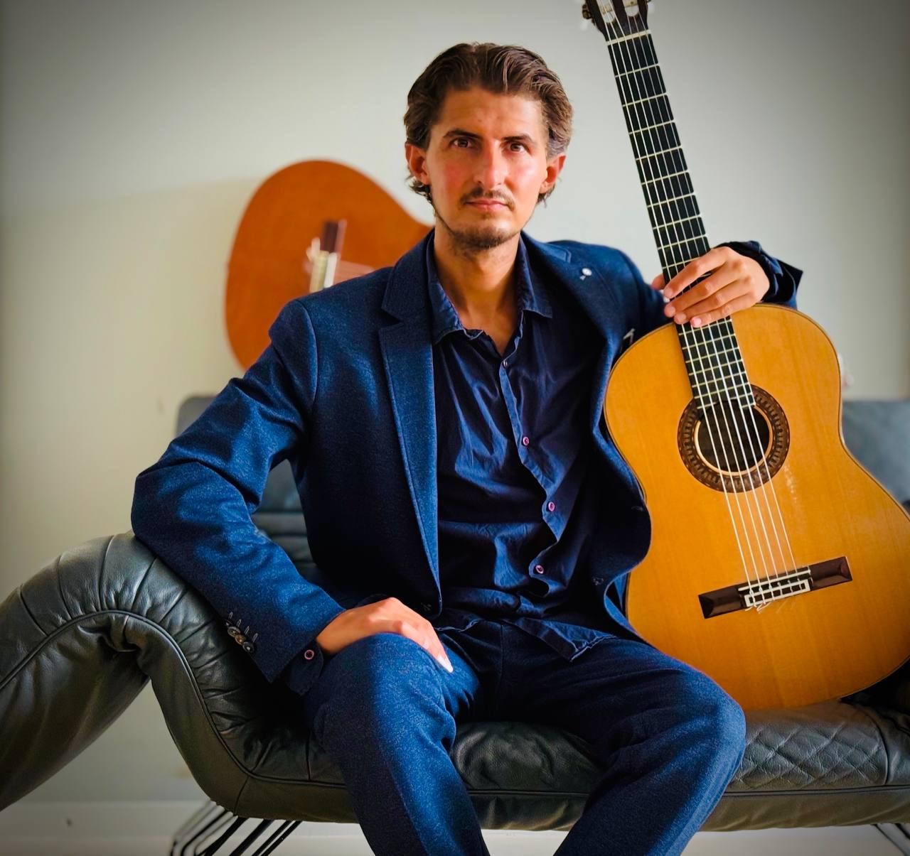 Klassiek gitarist Silvan de Smit met zijn gitaar