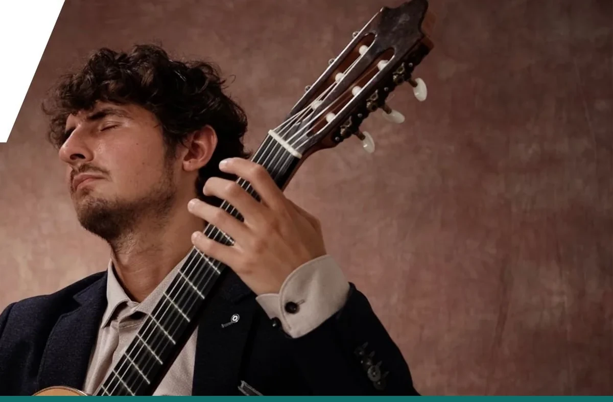 Silvan de Smit met klassieke gitaar — lespakket van twaalf lessen van 60 minuten.