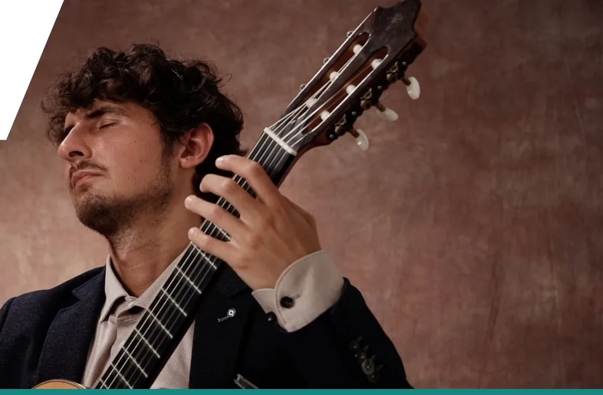 Silvan de Smit met klassieke gitaar — lespakket van twaalf lessen van 30 minuten.
