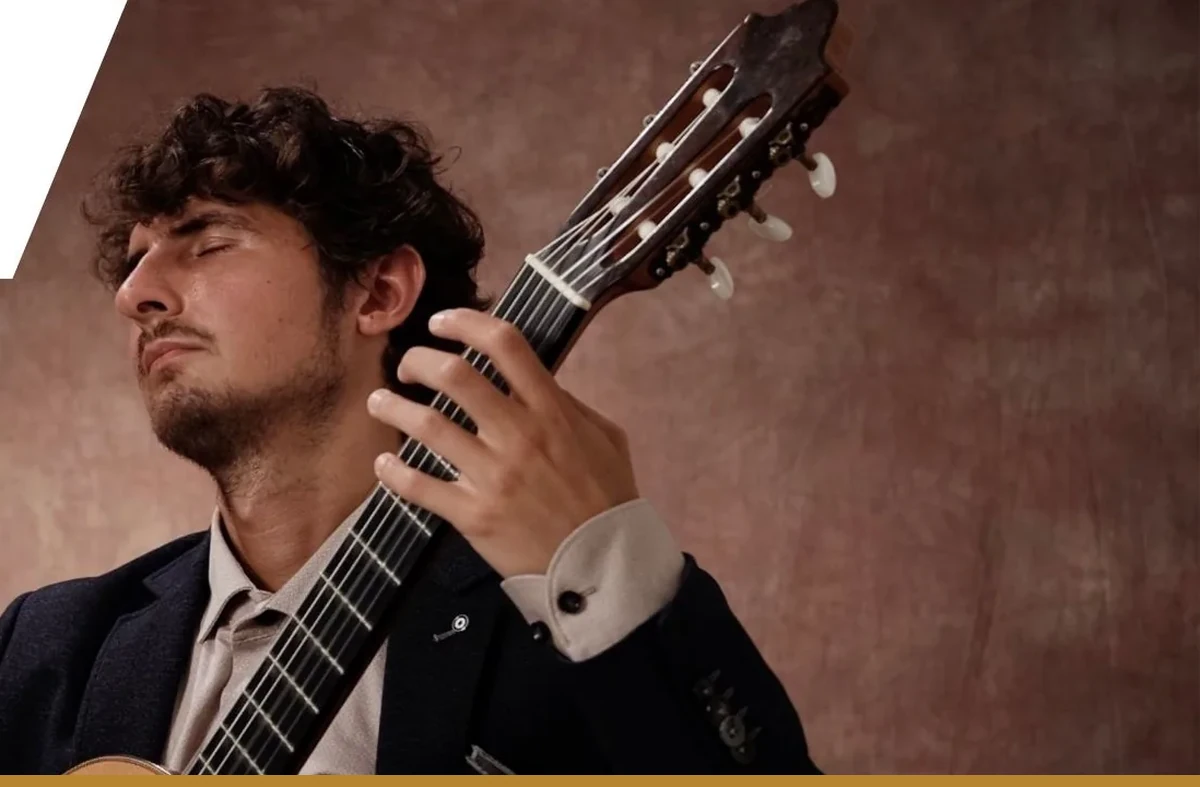 Silvan de Smit met klassieke gitaar — lespakket van vier lessen van 30 minuten.