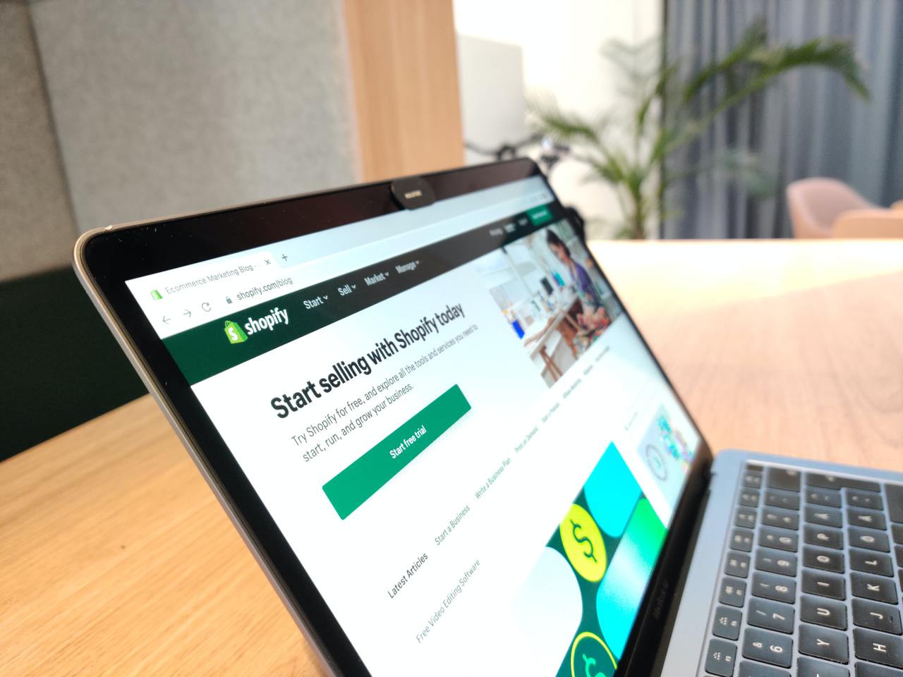 Shopify web sitesini gösteren bir laptopun stok fotoğrafı