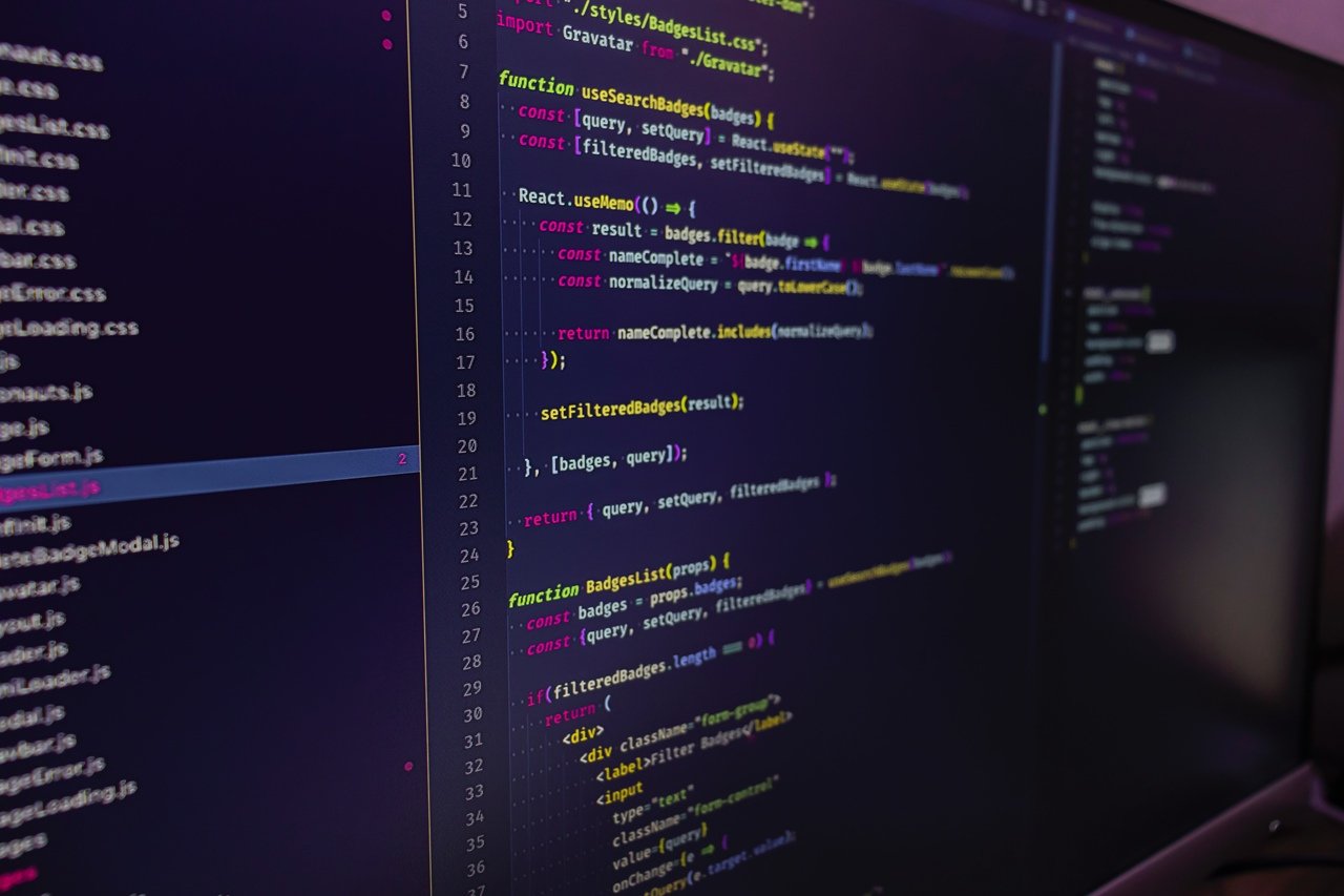 React kodlarının olduğu bir bilgisayar ekranı