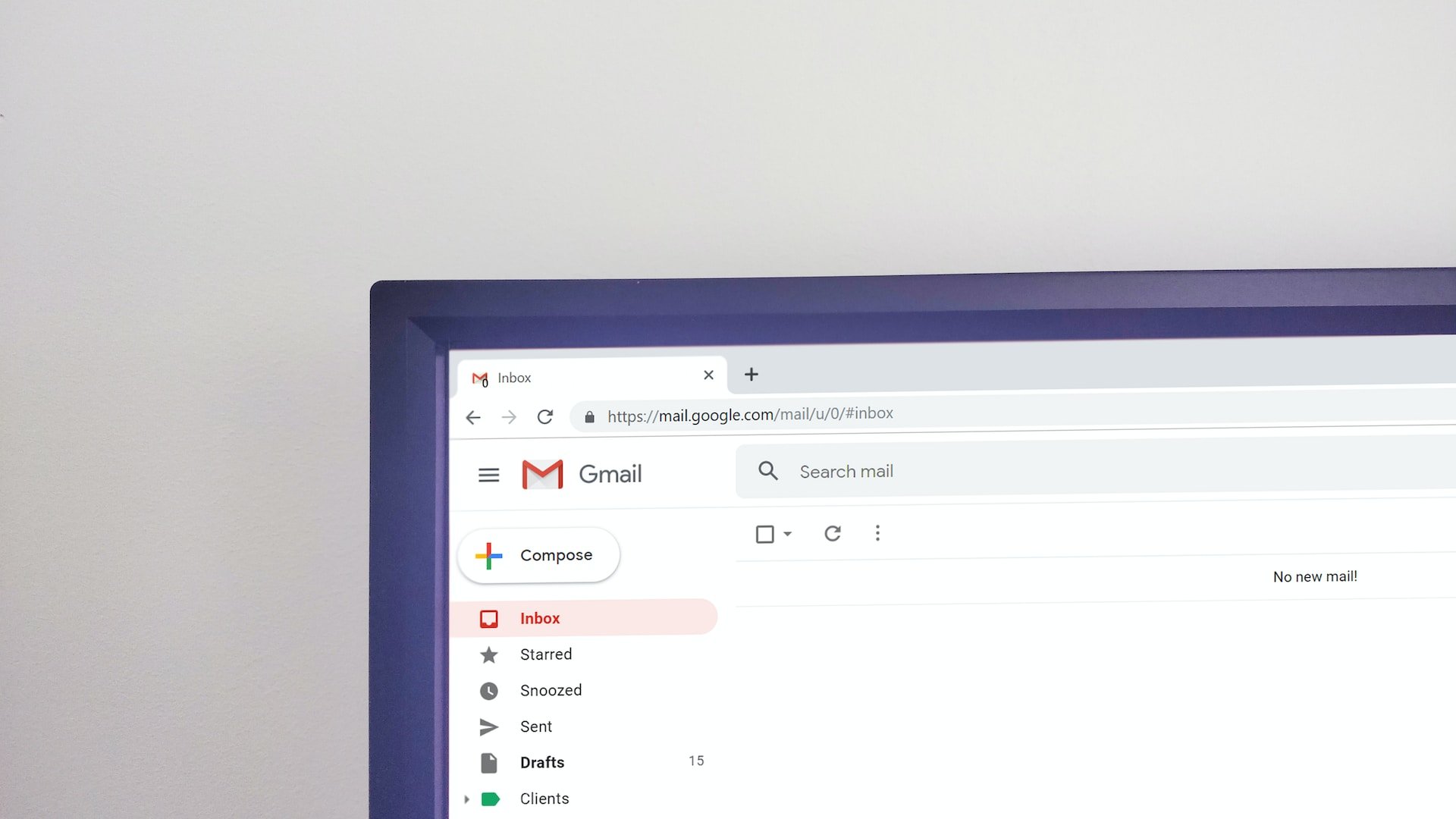 Gmail gelen kutusunu gösteren bir bilgisayar ekranı