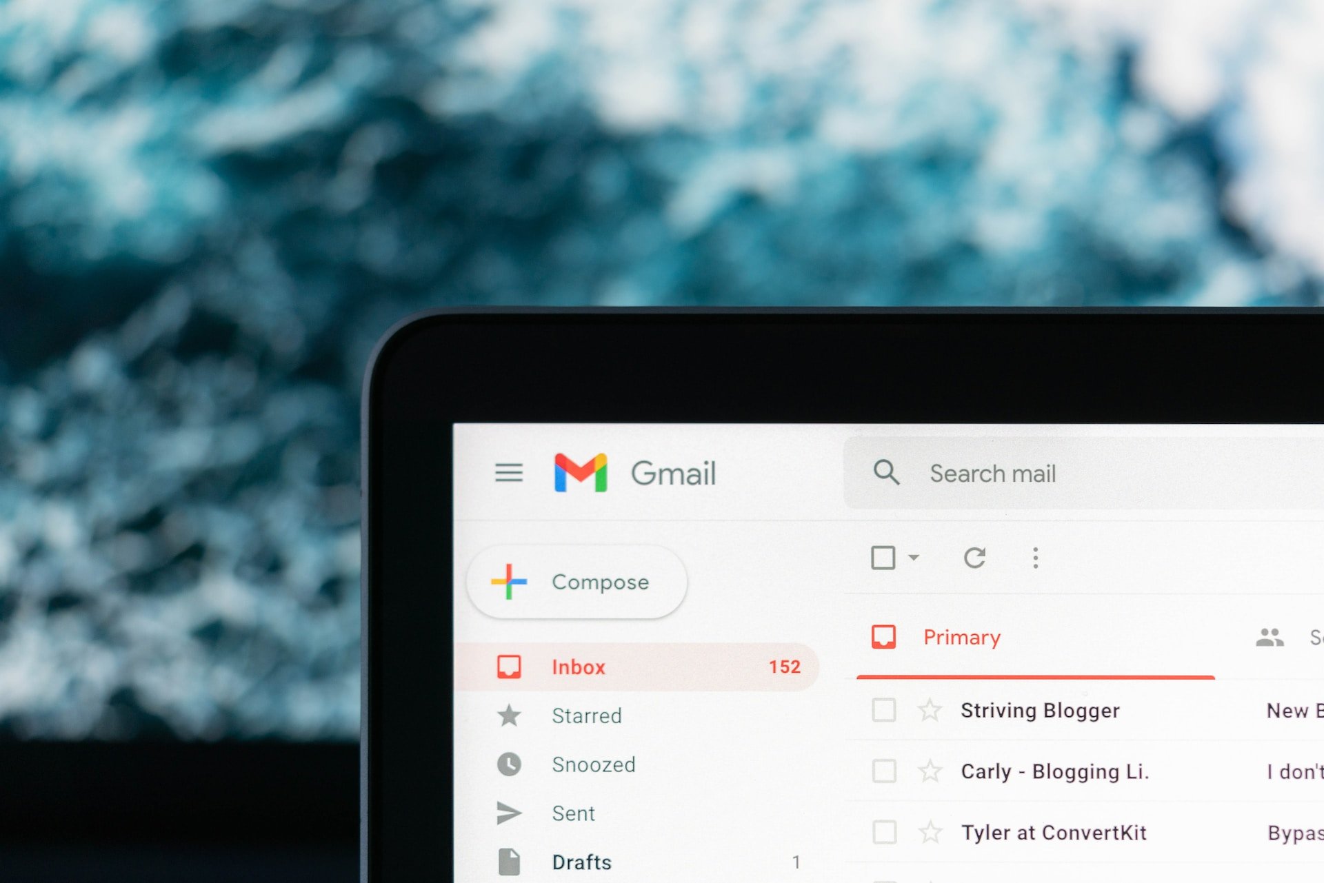 Gmail uygulamasını ve gelen kutusunu gösteren bir dizüstü bilgisayar ekranı