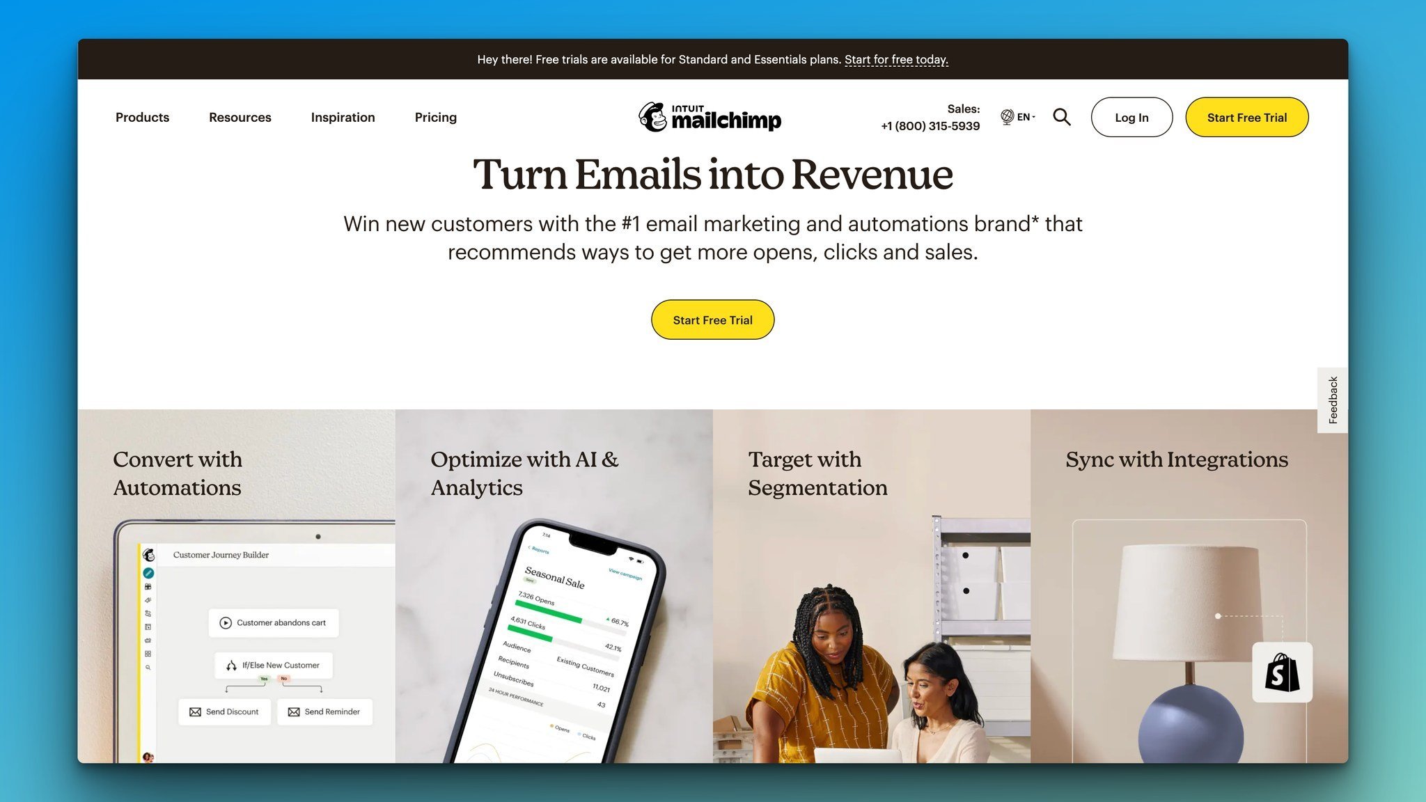 Mailchimp’in ana sayfasında, “E-postaları Gelire Dönüştür” başlığı, sarı Başlangıç butonu ve dizüstü bilgisayar ekranının köşesi, bir telefon, bilgisayar ekranına bakan iki kadın ve yanında bir lamba gibi görüntüler