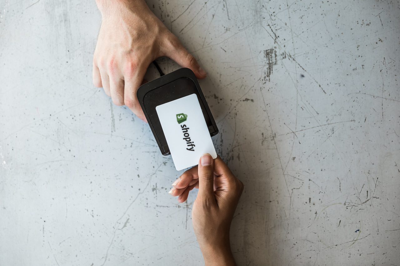 Shopify kartı ile ödeme yapan bir müşteri