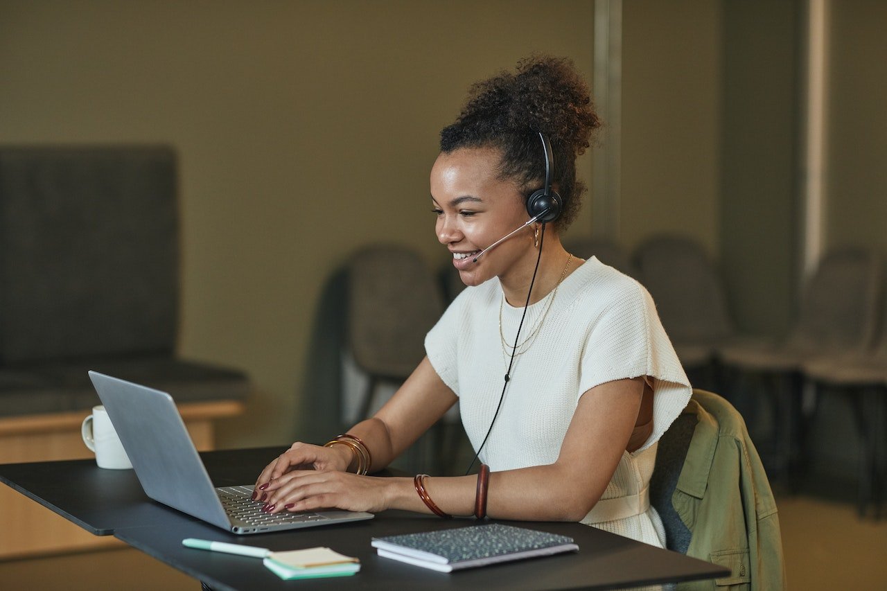 Image for the headline: "Strengthen Customer Support"