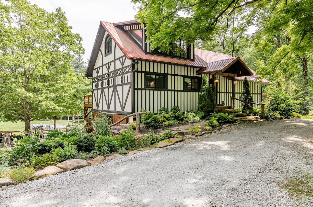 Why Booking an Airbnb Wedding Venue Offers the Ultimate Weekend Celebration
