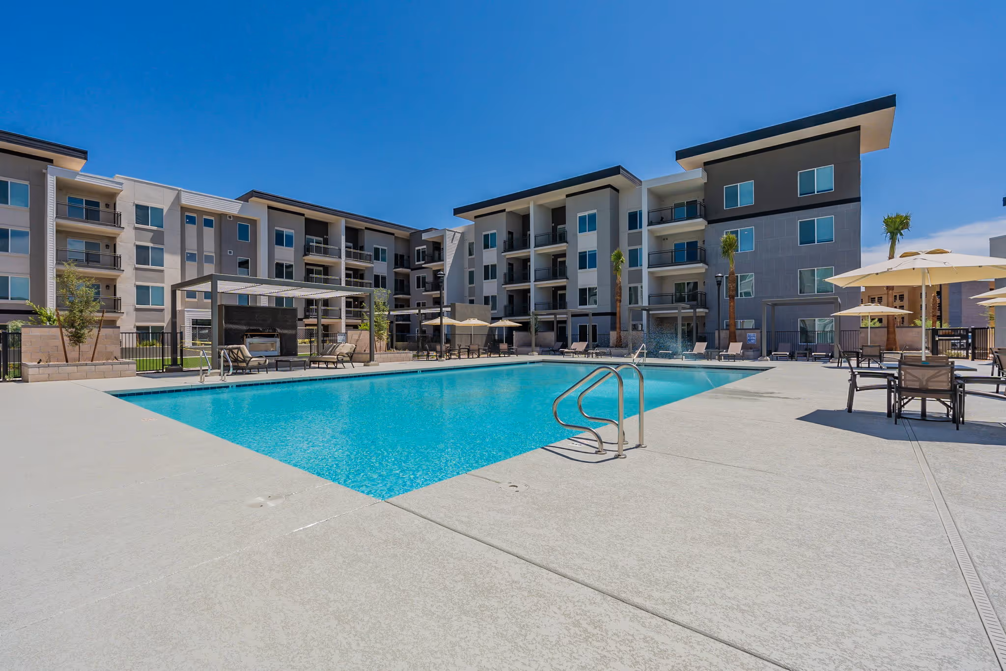 Apartments in Mesa, The Falls at Crismon Commons Apartments 
