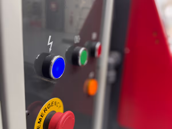 Control buttons for a hydraulic guillotine