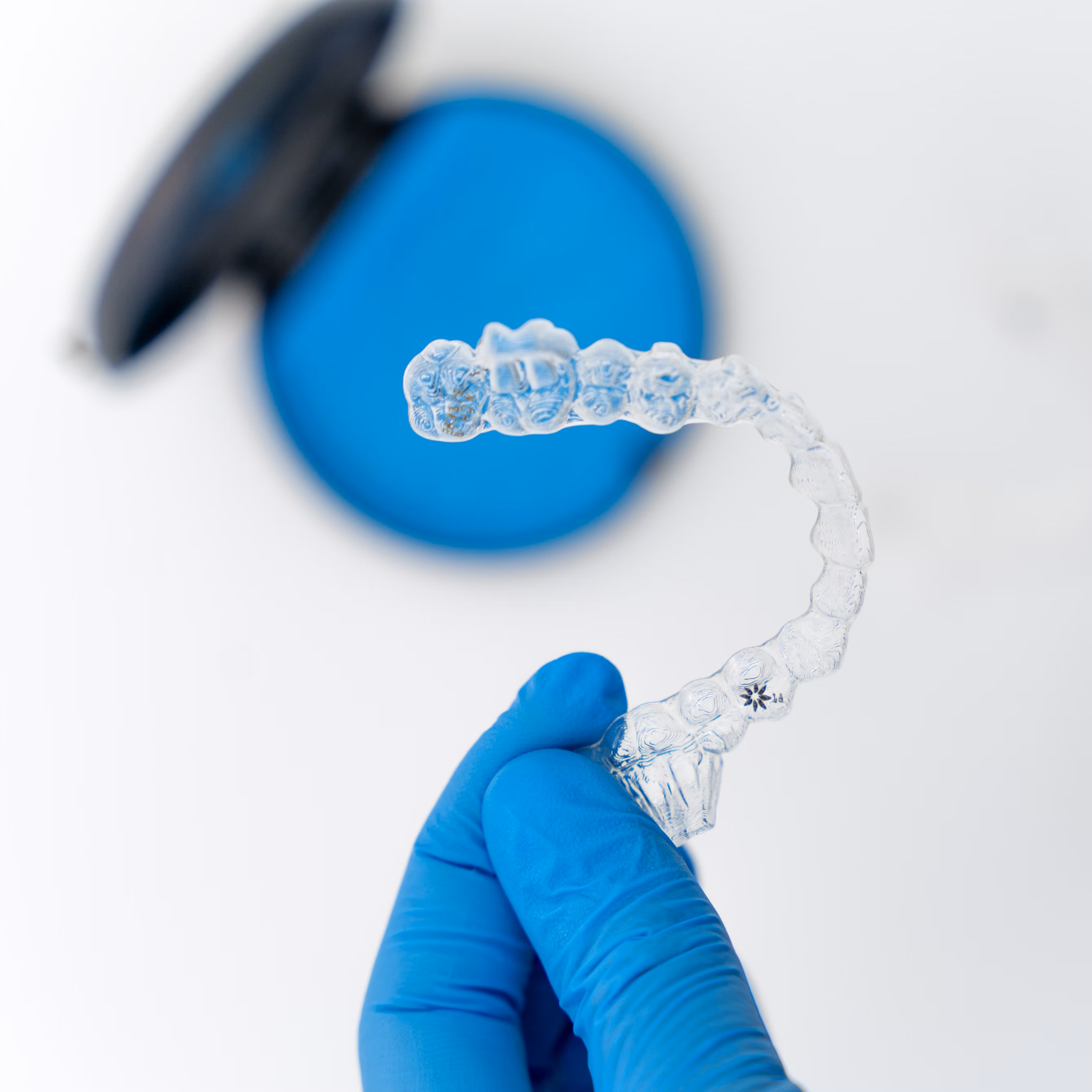 Braces or Invisalign? Which Is Better for Teeth Straightening — article thumbnail